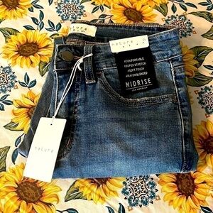 Pink lily Nature distressed NWT jeans